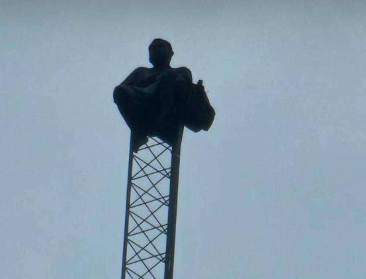 Paciente psiquiátrico de Olanchito arriesga su vida escalando antena de radio