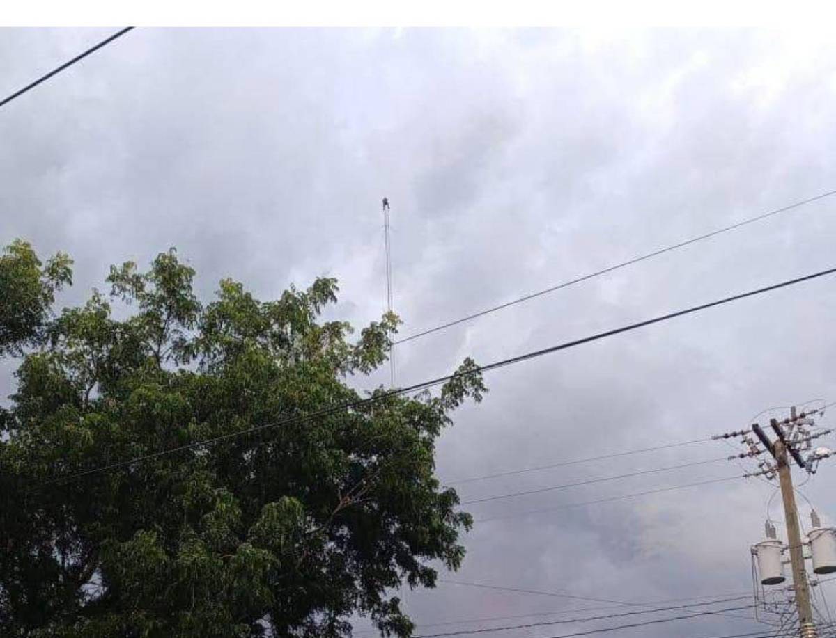 Paciente psiquiátrico de Olanchito arriesga su vida escalando antena de radio