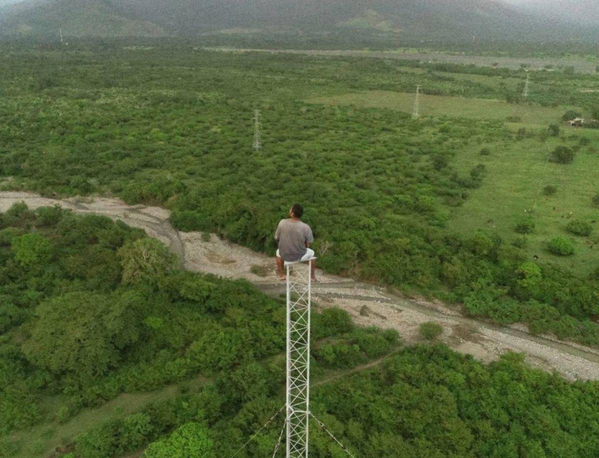 Paciente psiquiátrico de Olanchito arriesga su vida escalando antena de radio