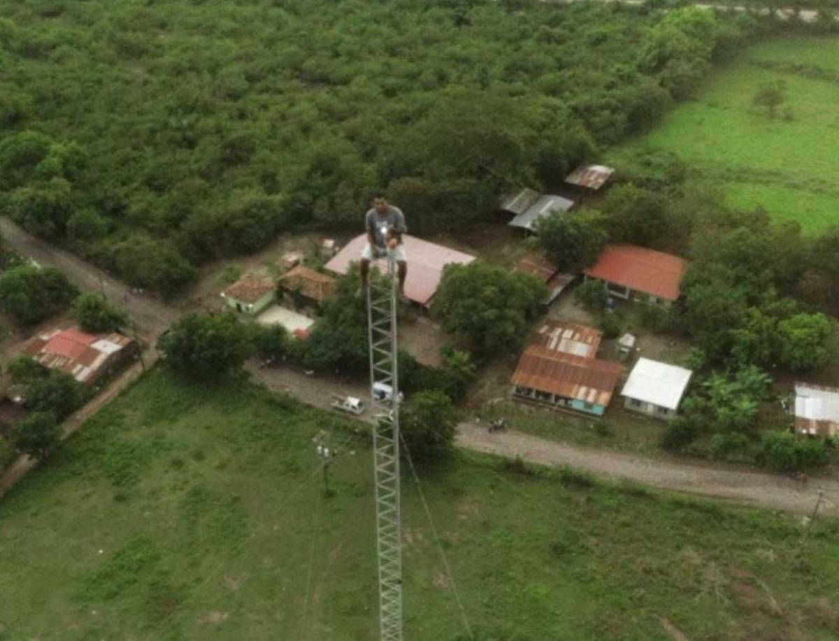 Paciente psiquiátrico de Olanchito arriesga su vida escalando antena de radio