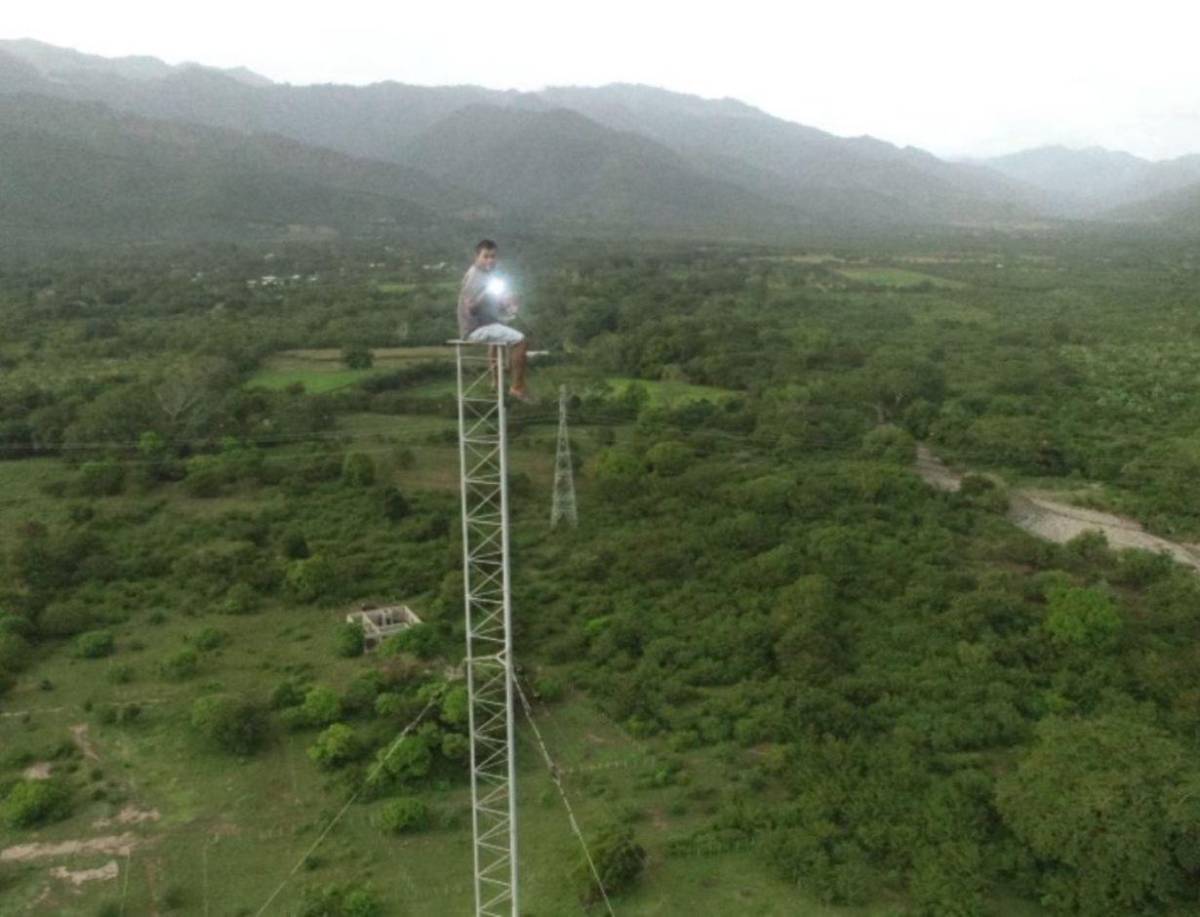 Paciente psiquiátrico de Olanchito arriesga su vida escalando antena de radio