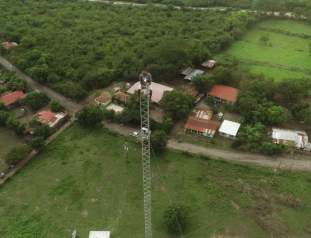 Paciente psiquiátrico de Olanchito arriesga su vida escalando antena de radio