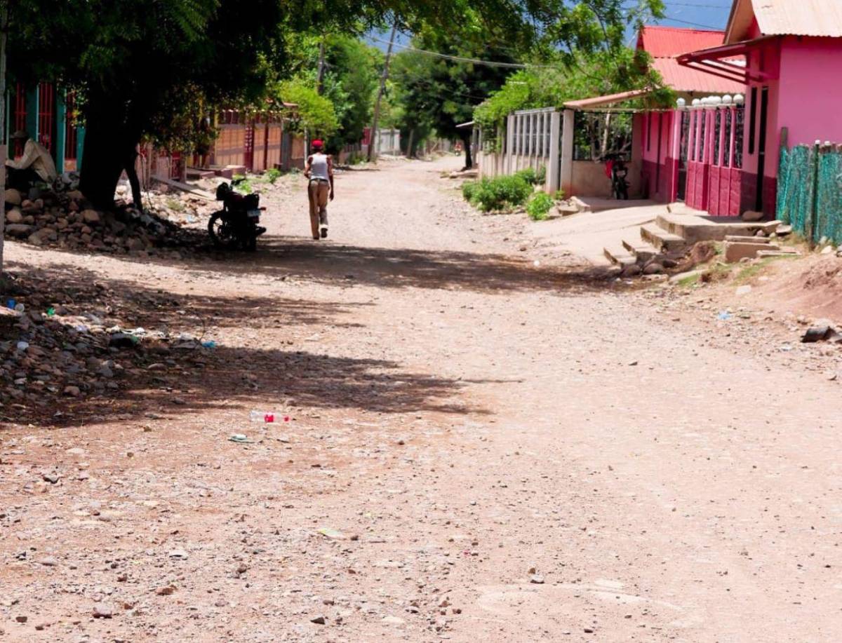 Paciente psiquiátrico de Olanchito arriesga su vida escalando antena de radio