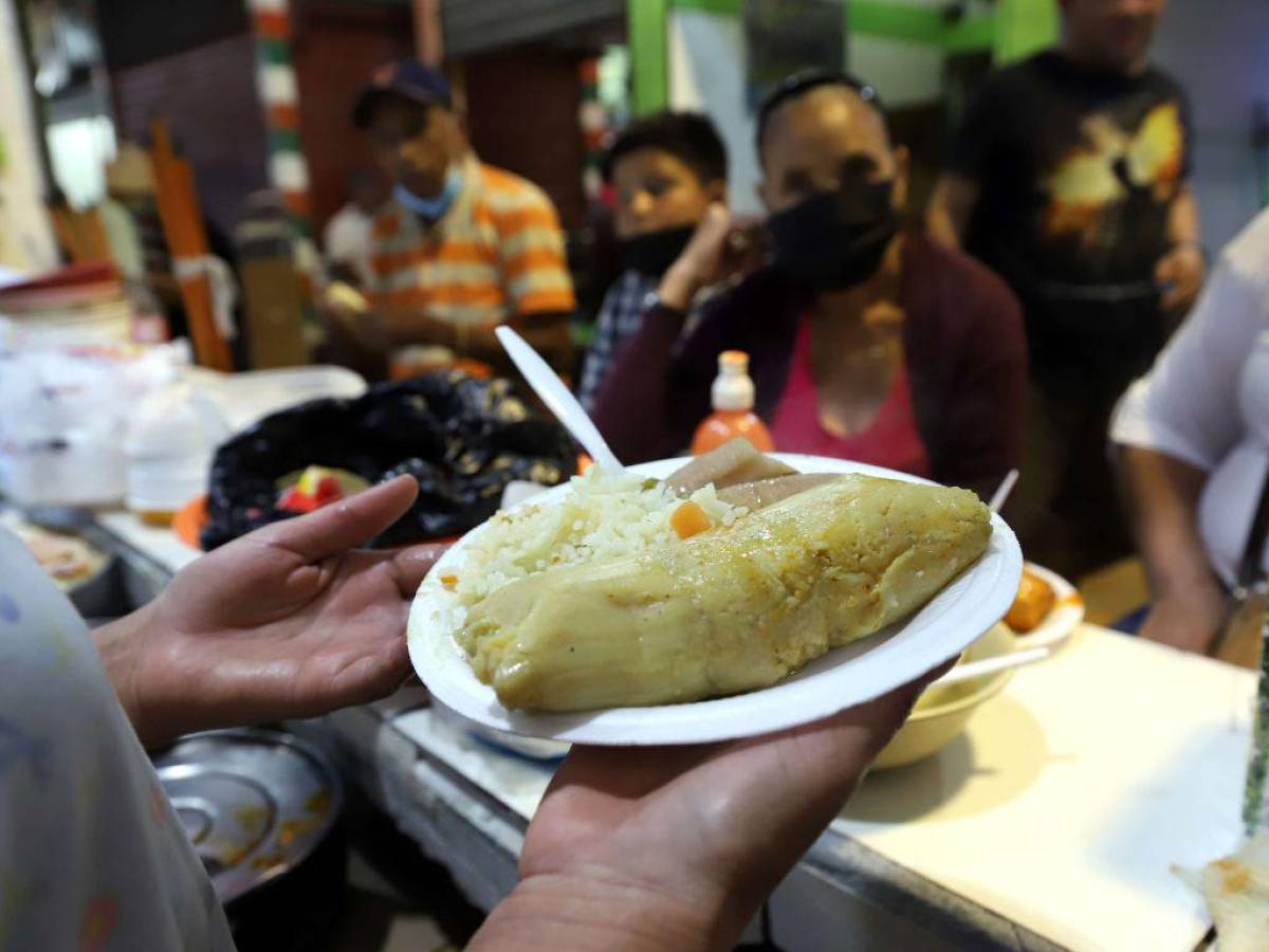 Así es como luce un tamal mixto, es decir, a la petición del cliente. En este caso con arroz y mínimo verde.