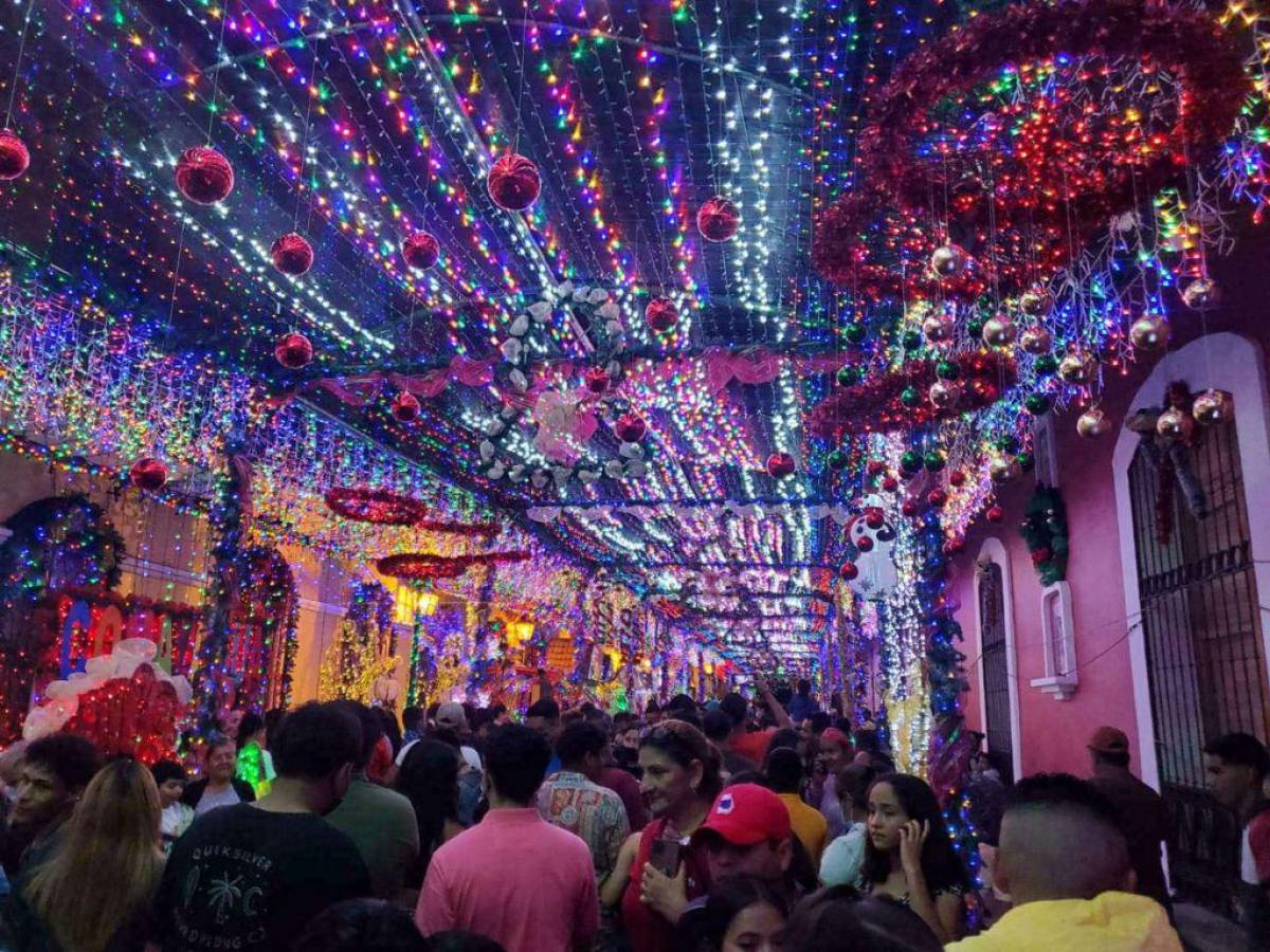 Miles de luces iluminan plazas, túneles y calles de Comayagua.