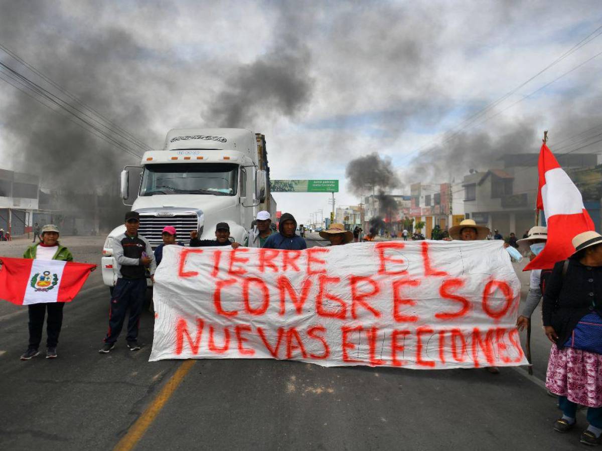 Los manifestantes solicitan nuevas elecciones y el cierre del Congreso.