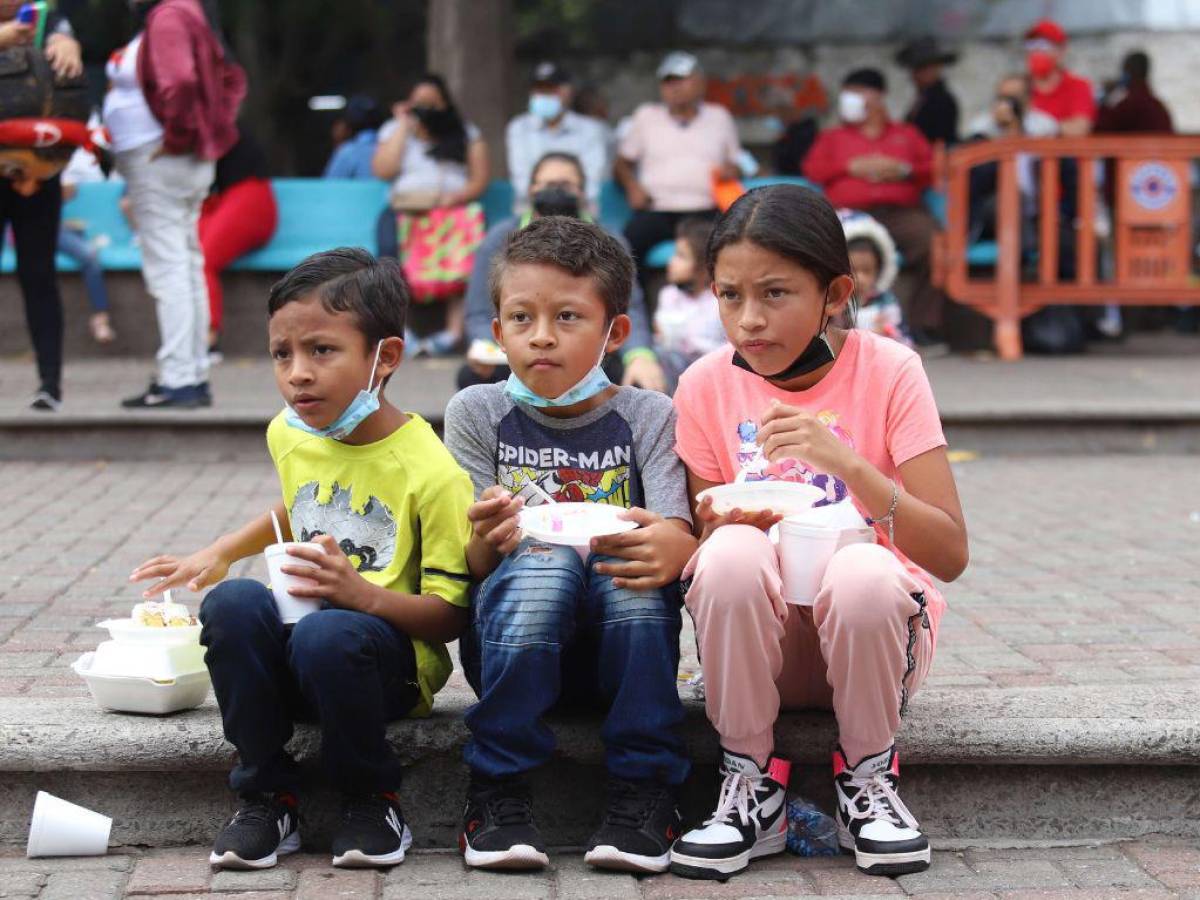 Kensy Hernández y sus hermanos Jefferson y Héctor consideran más importante que en estas fiestas decembrinas no les falte comida en su mesa.