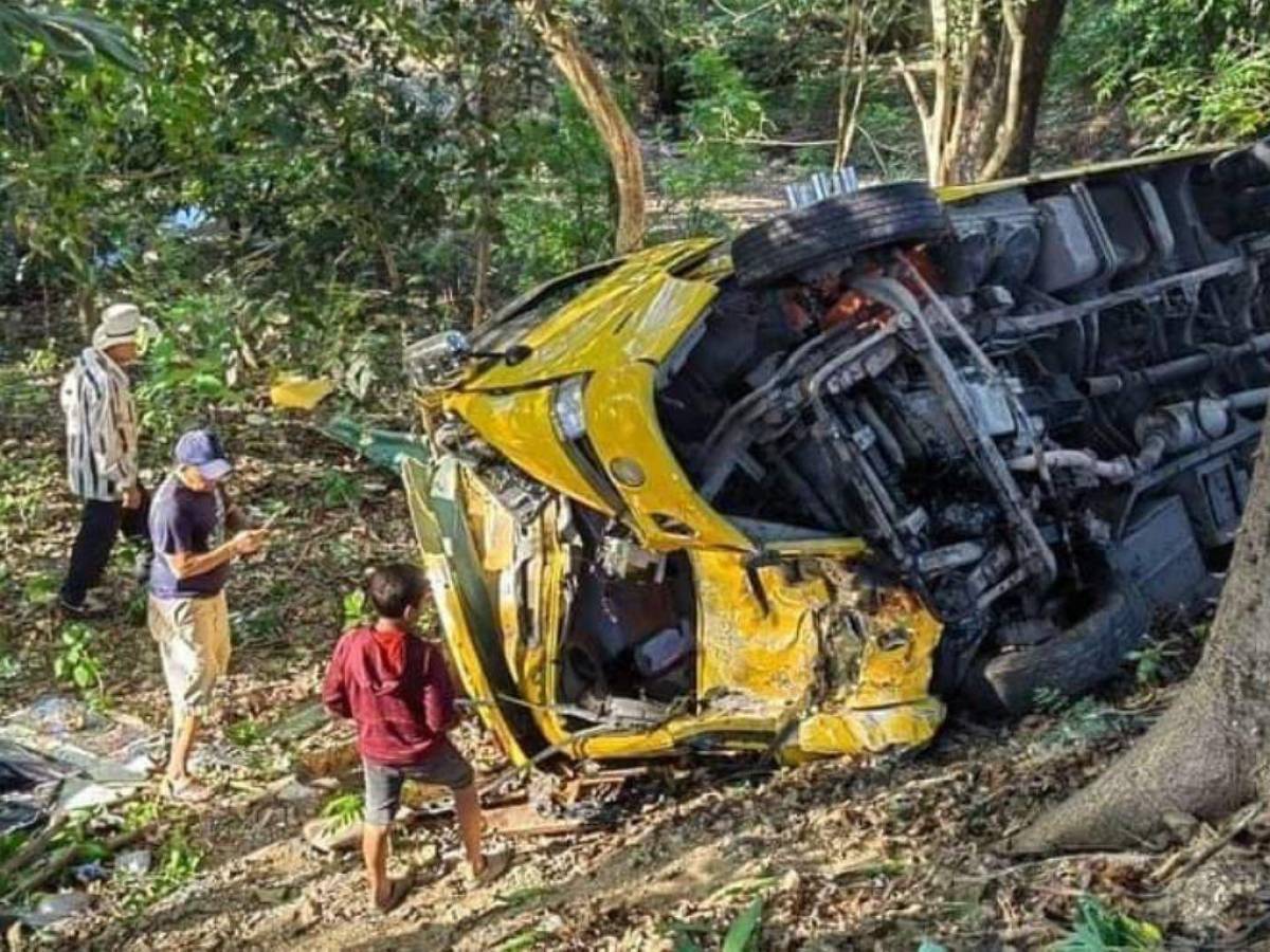 Una mujer muerta y cinco heridos deja volcamiento de bús en El Triunfo, Choluteca