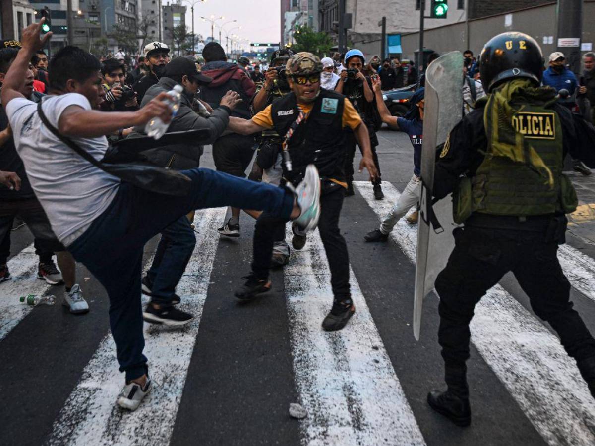 Protestas se intensifican en Perú contra nueva presidenta y en reclamo de elecciones