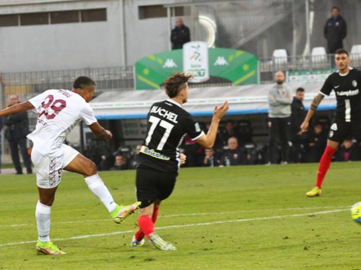 El hondureño Rigoberto Rivas cierra el 2022 con golazo y pone de líder al Reggina en la Serie B