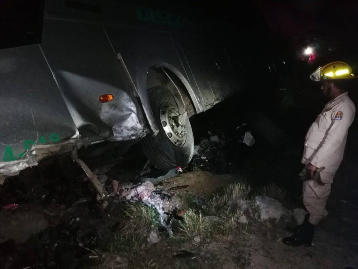 Una mujer y dos menores de edad mueren en accidente entre carro turismo y autobús en carretera a Olancho