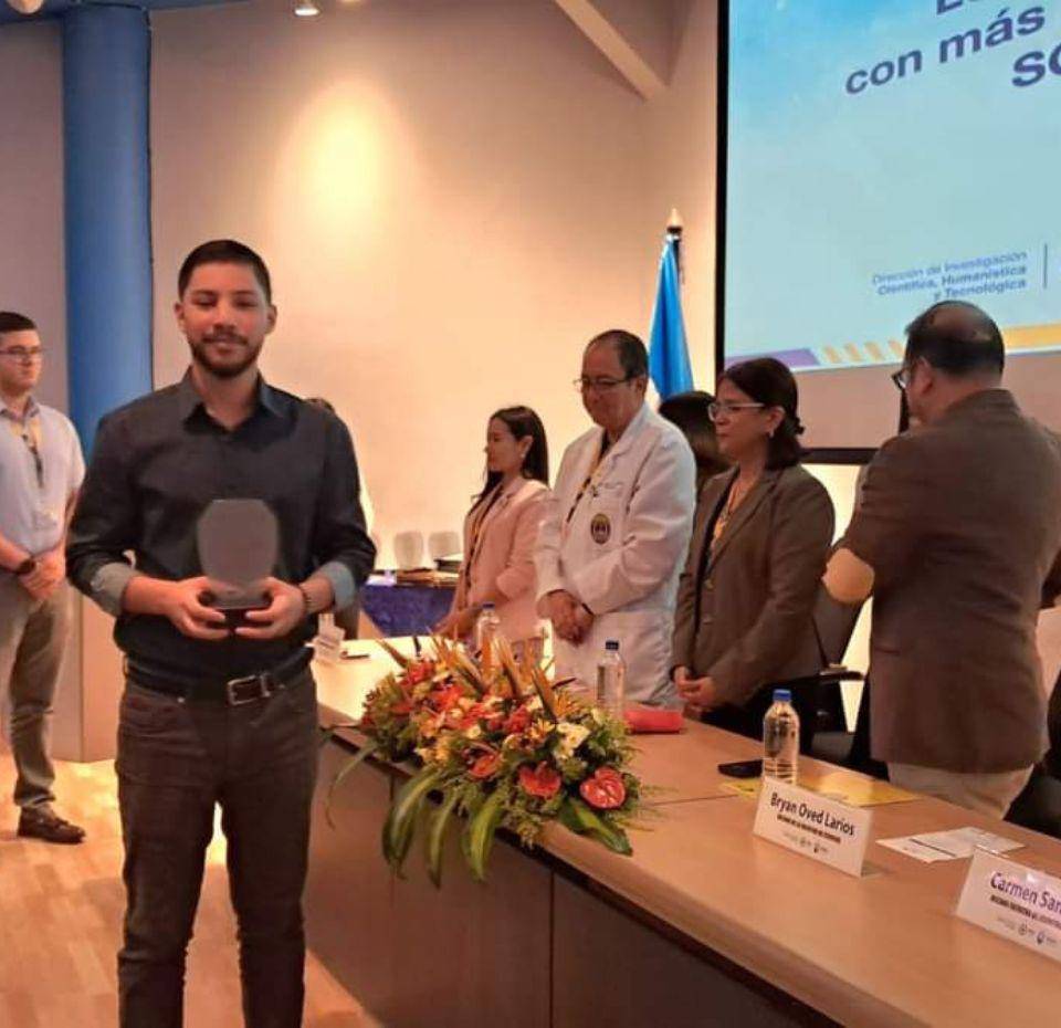 El joven ha sido premiado por la UNAH debido al número de investigaciones que ha desarrollado en el campo de la biología.