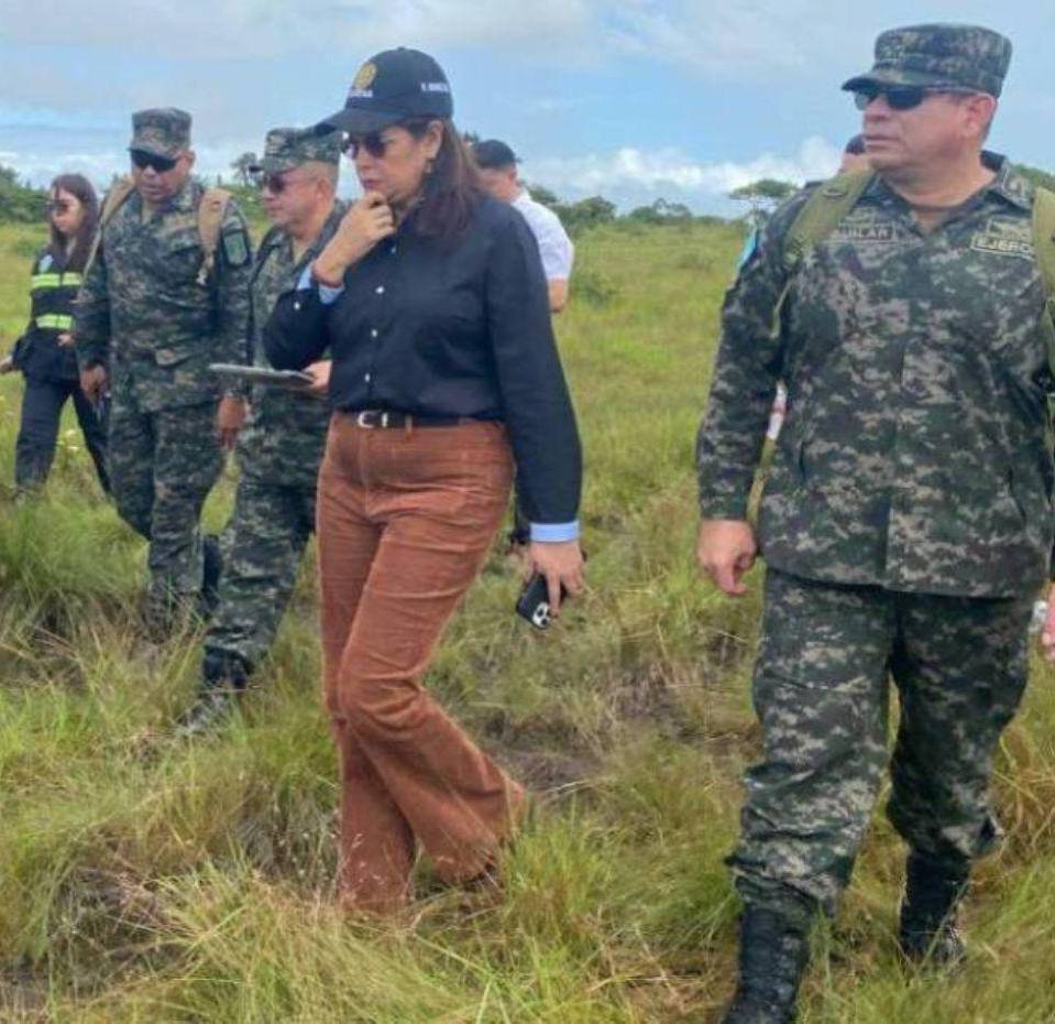 En noviembre pasado la ministra de Defensa, Rixi Moncada y el jefe del Estado Mayor Conjunto de las Fuerzas Armadas, Roosevelt Hernández.