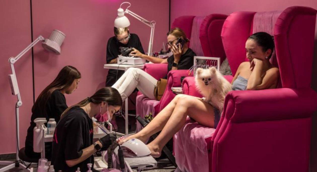 Mujeres ucranianas encuentran consuelo en el arte del manicure