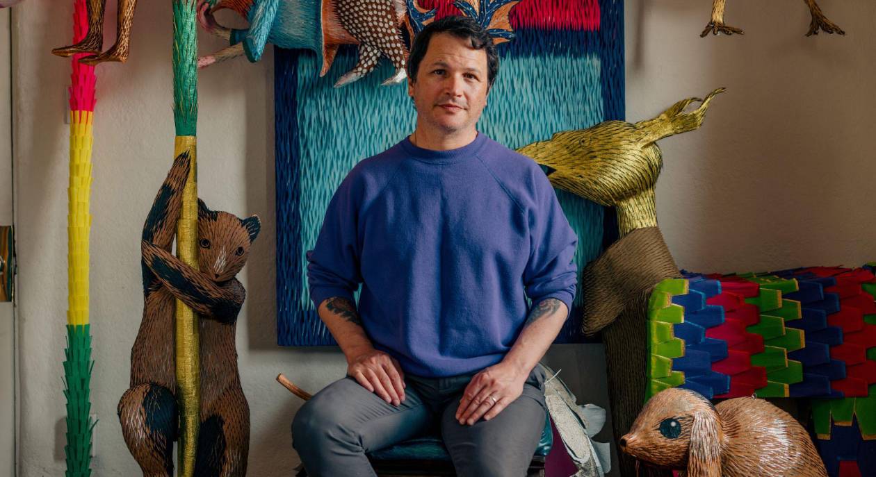 Roberto Benavidez, el artista de Los Ángeles que hace de las piñatas a ser esculturas