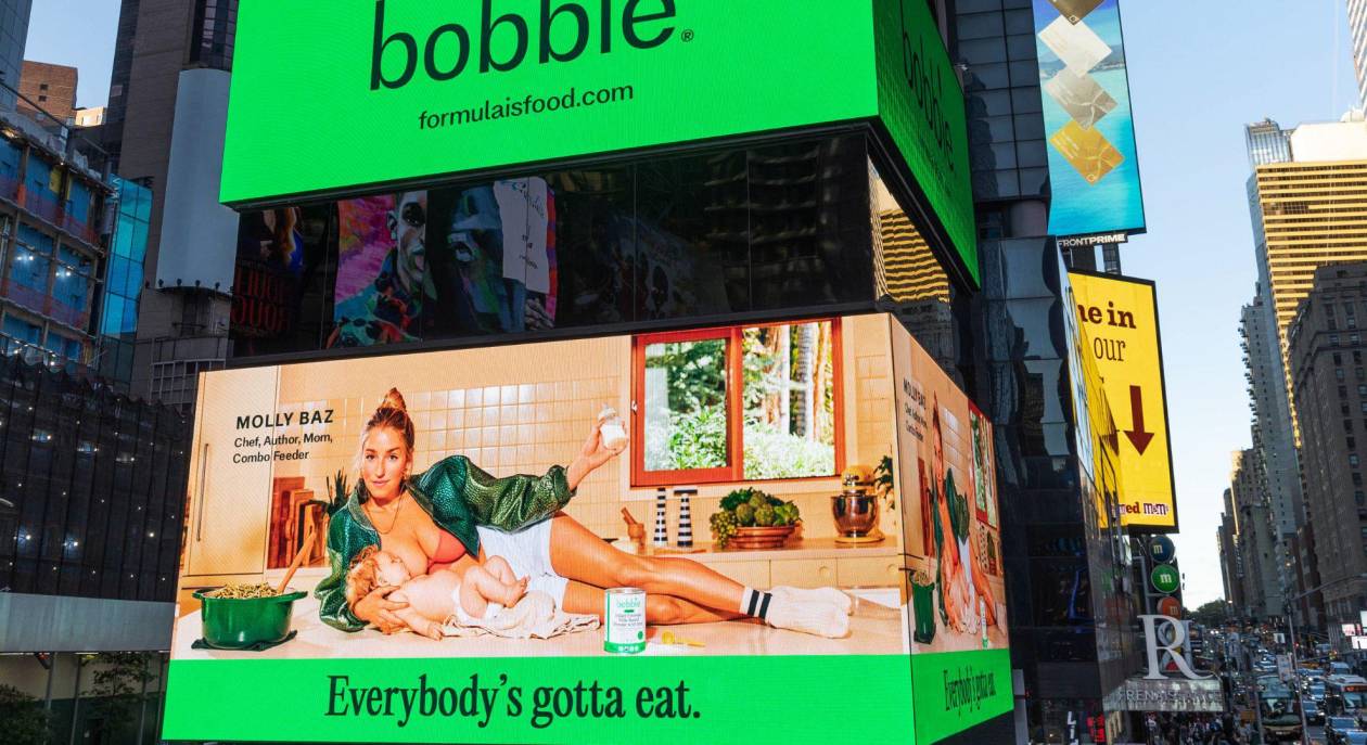 Molly Baz desafía estigmas: el embarazo y la alimentación en Times Square