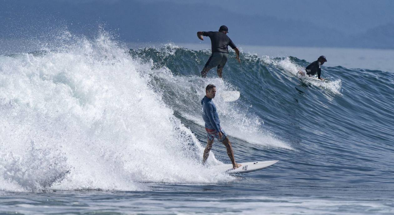 Jesús entre las olas: surfistas y fe se unen en Pavones, Costa Rica