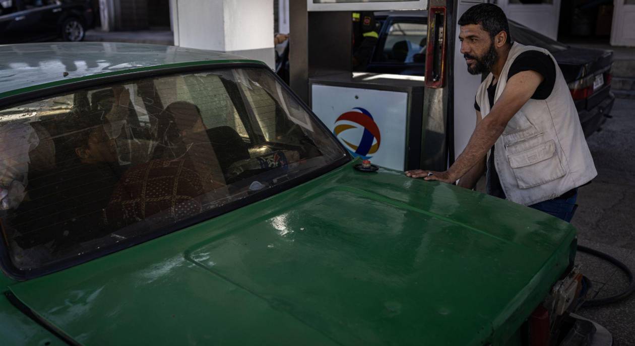 Ali Jawad resiste con su gasolinera en Líbano abasteciendo combustible y esperanza