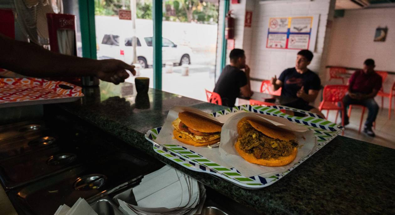 Guerra de la arepa: Colombia vs. Venezuela en el campo gastronómico global