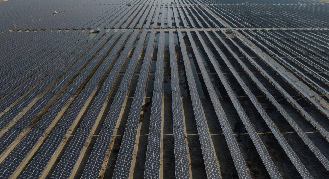 China domina el mercado de energía solar; siguen sin avanzar en casas