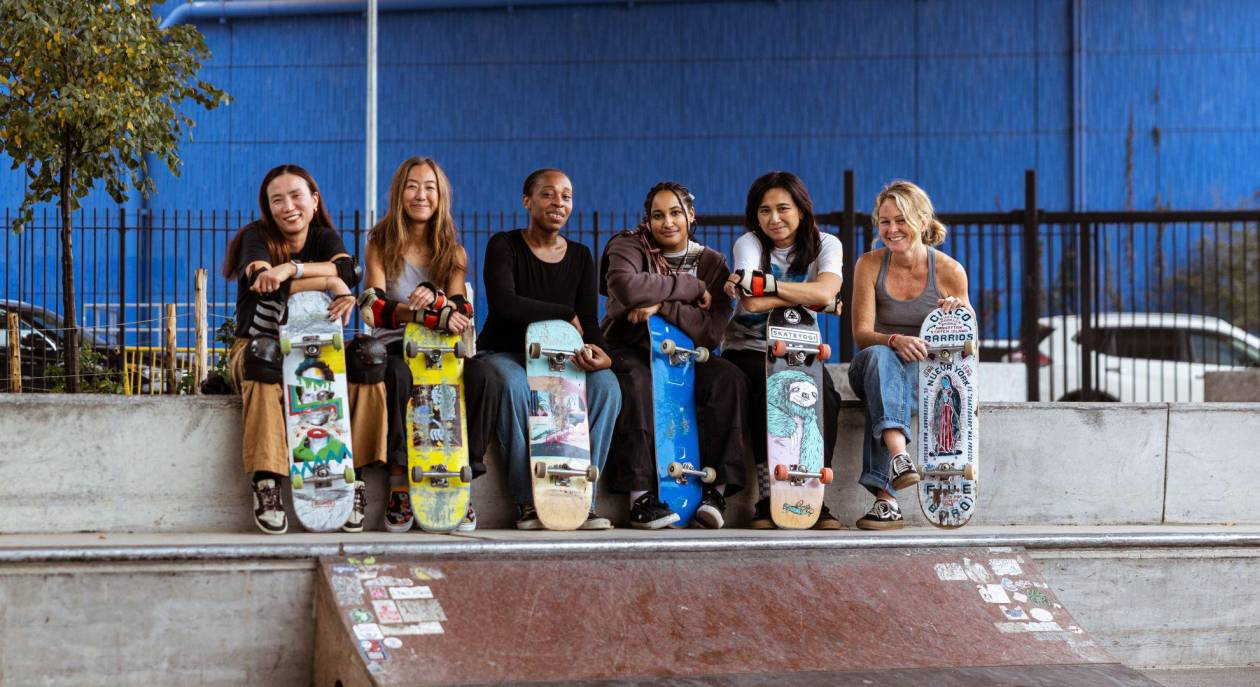 Madres encuentran libertad y conexión en el patinaje en Brooklyn