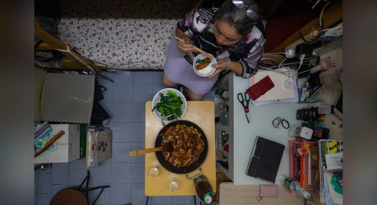 La vida precaria de Liu en Hong Kong: cocina y baño en un mismo espacio