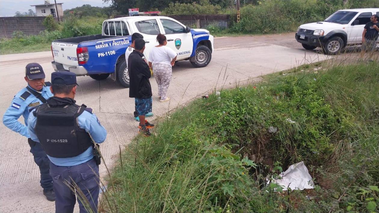 Hallan cadáver de un hombre en una cuneta a orillas de la carretera al sur