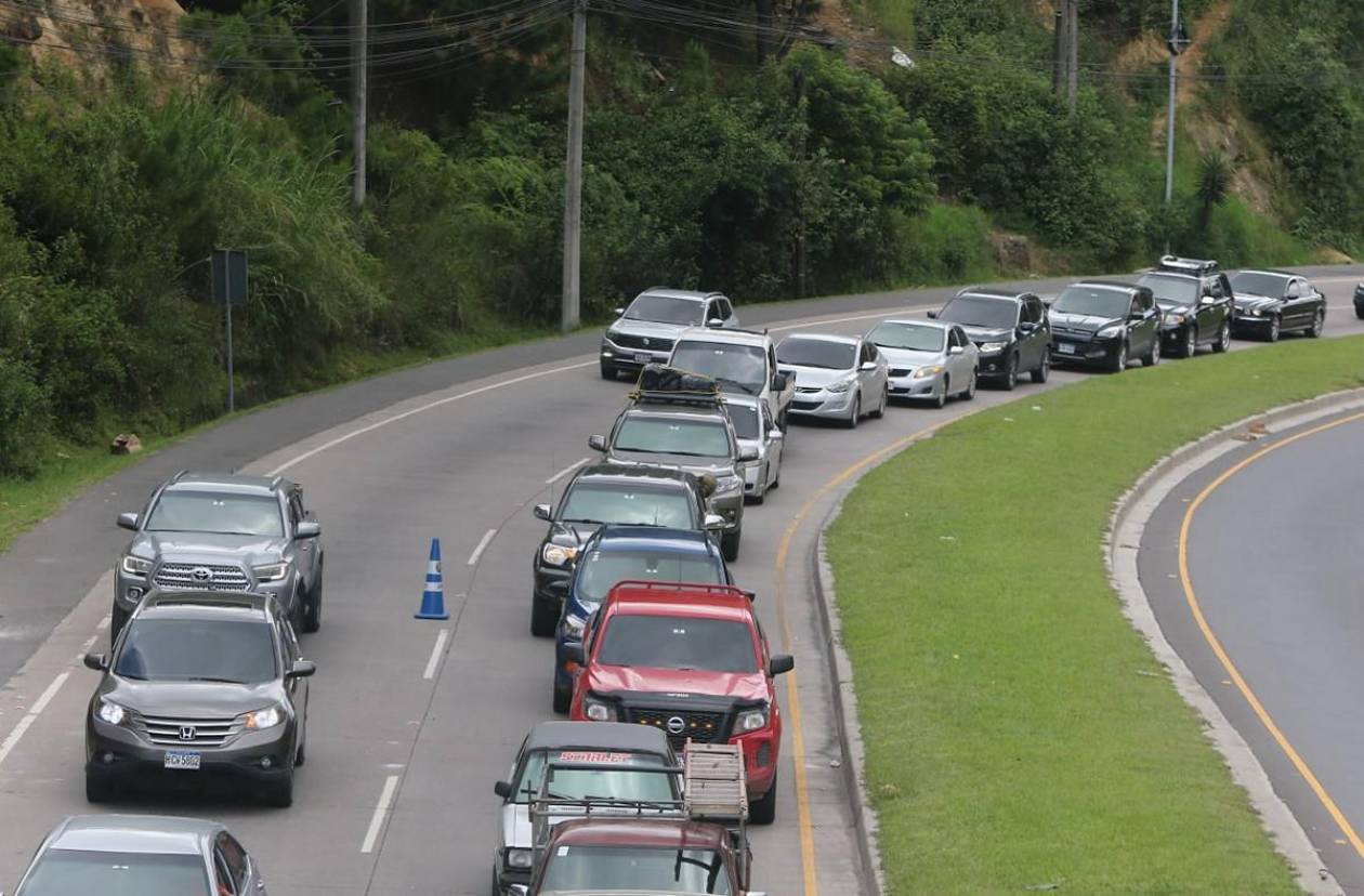 Largas filas en salida al norte por vacacionistas que abandonan Tegucigalpa