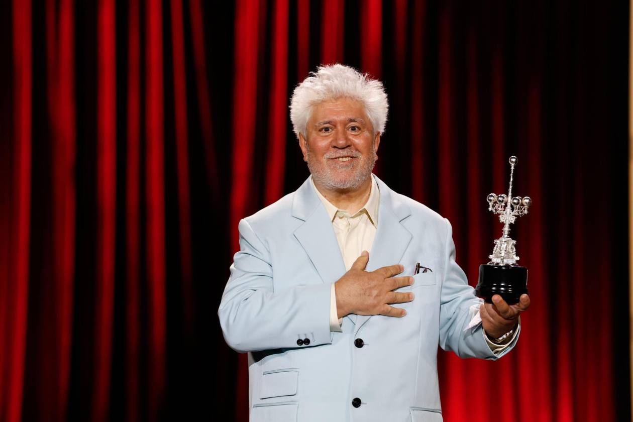 Almodóvar recibe el Premio Donostia y lo comparte con actores y actrices