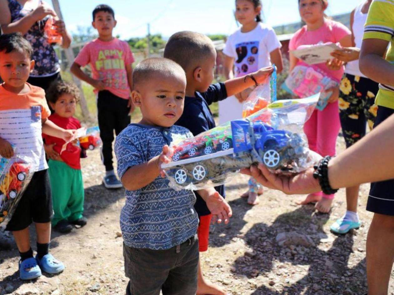 Compartir se convierte en magia para los niños en Navidad y Año Nuevo