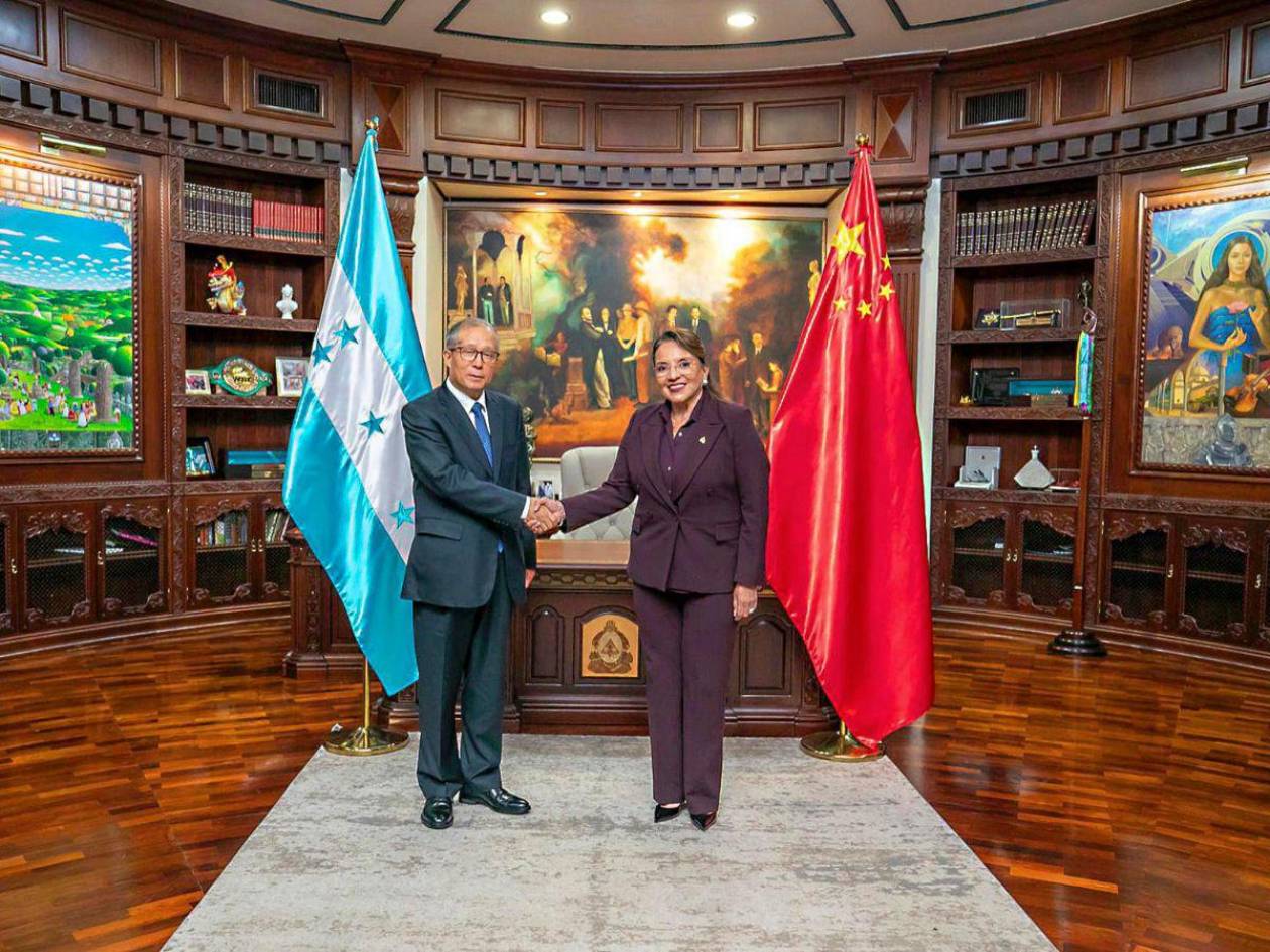 Xiomara Castro se reúne con el vicepresidente de la Asamblea Popular China