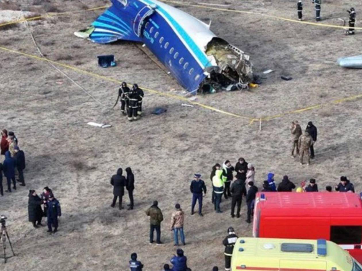 Más de 30 pasajeros muertos deja accidente de avión azerbaiyano en Kazajistán