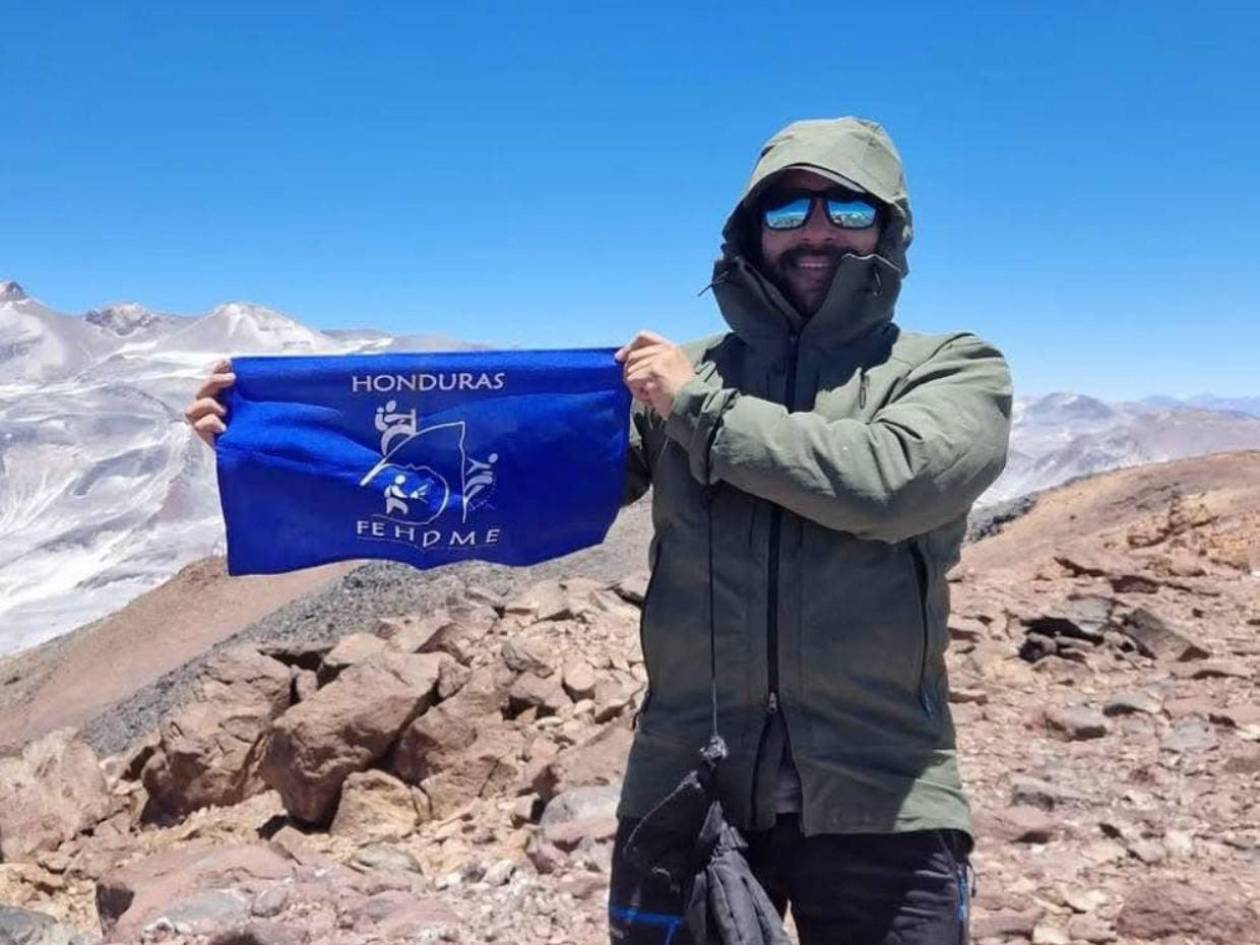 Josué Medina conquista el Cerro Vicuñas y marca un hito para Honduras en alta montaña