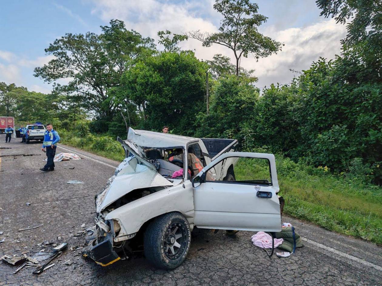 Por esquivar bache mueren abuelo y nieta en accidente de tránsito en Tela