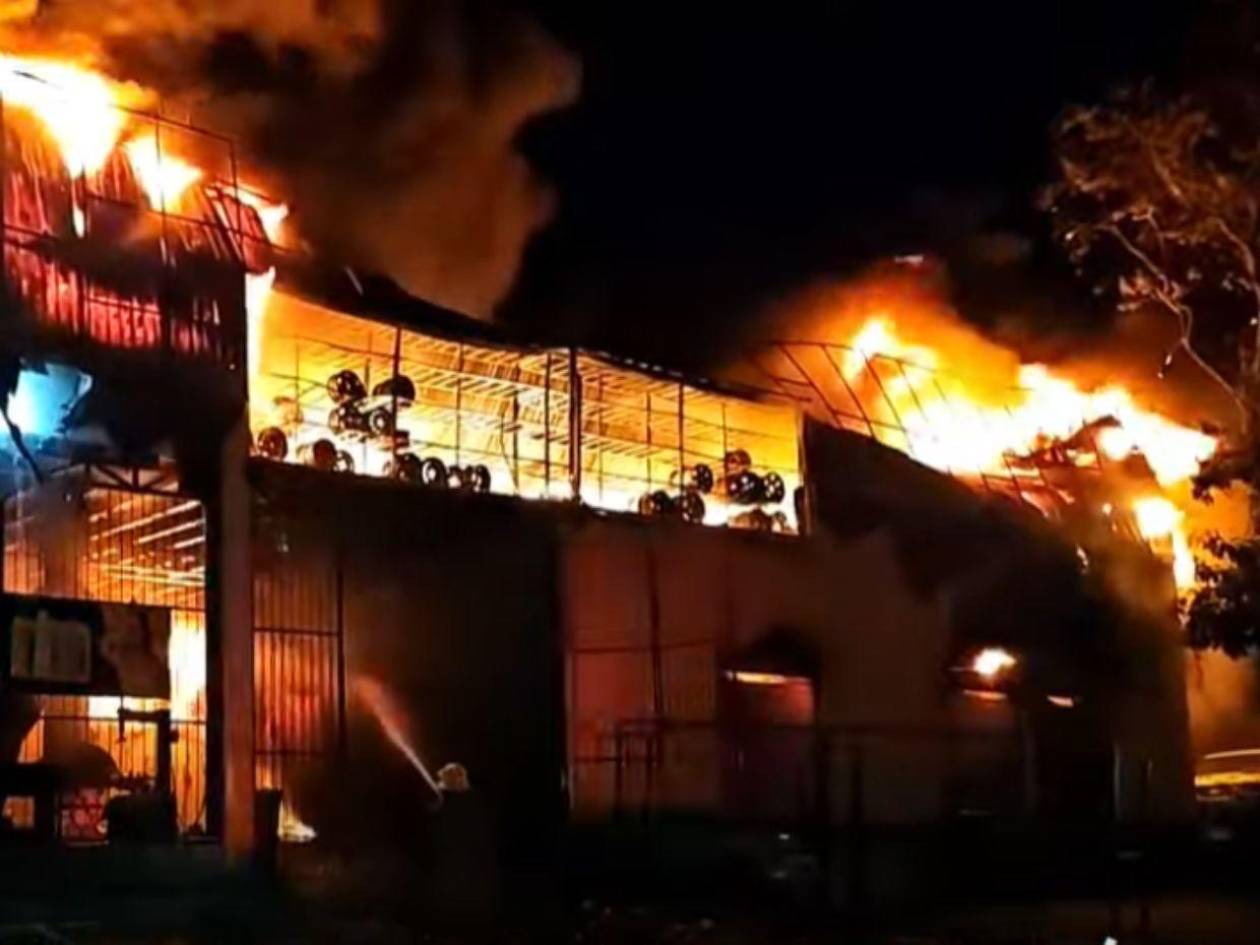 Incendio consume a cenizas negocio de llantas en Danlí