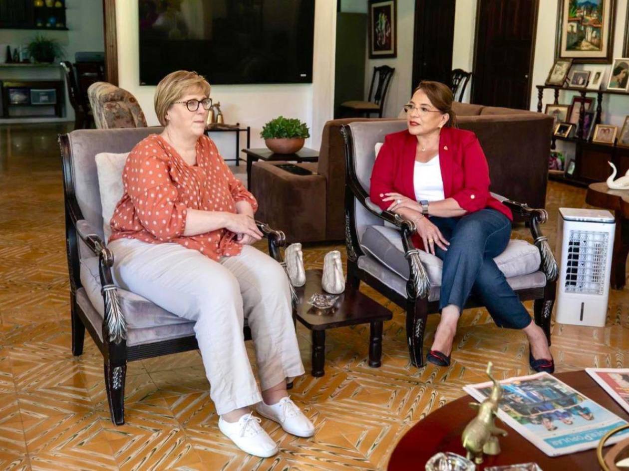 Embajadora Laura Dogu visita a Xiomara Castro en Olancho