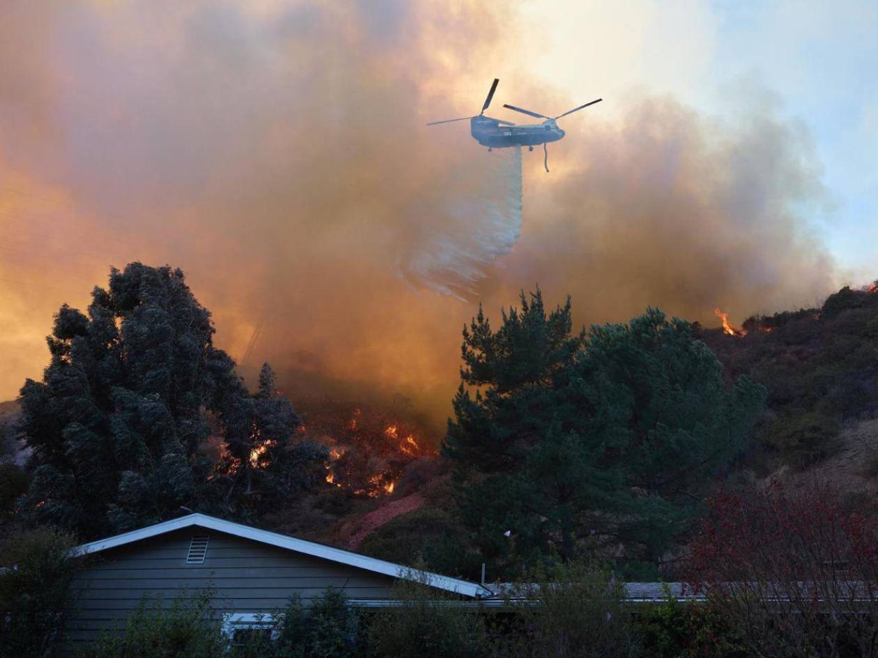 El saldo de muertos por incendios en Los Ángeles se eleva a 24