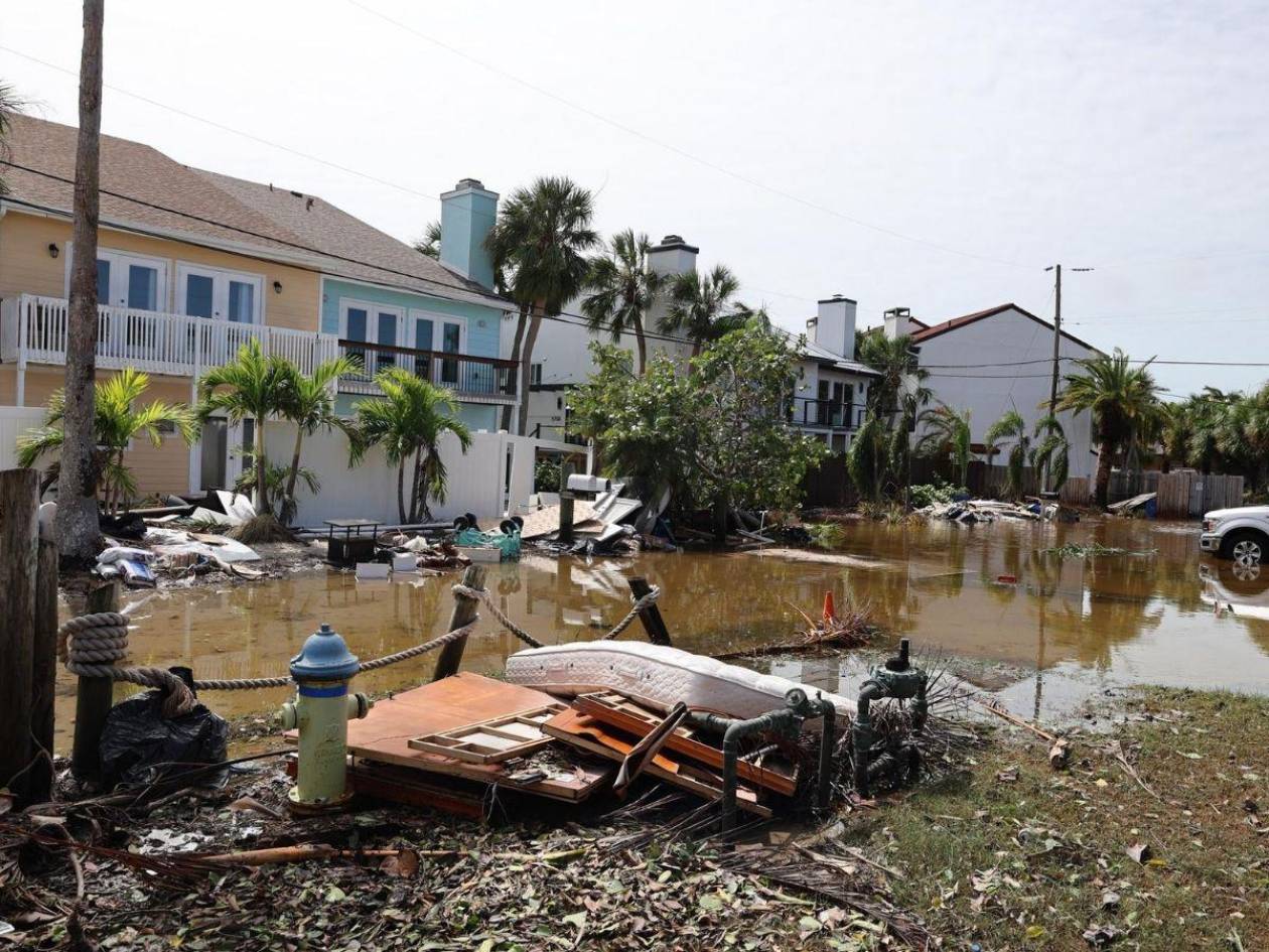 Suben a 16 los muertos por los tornados y el huracán Milton en Florida