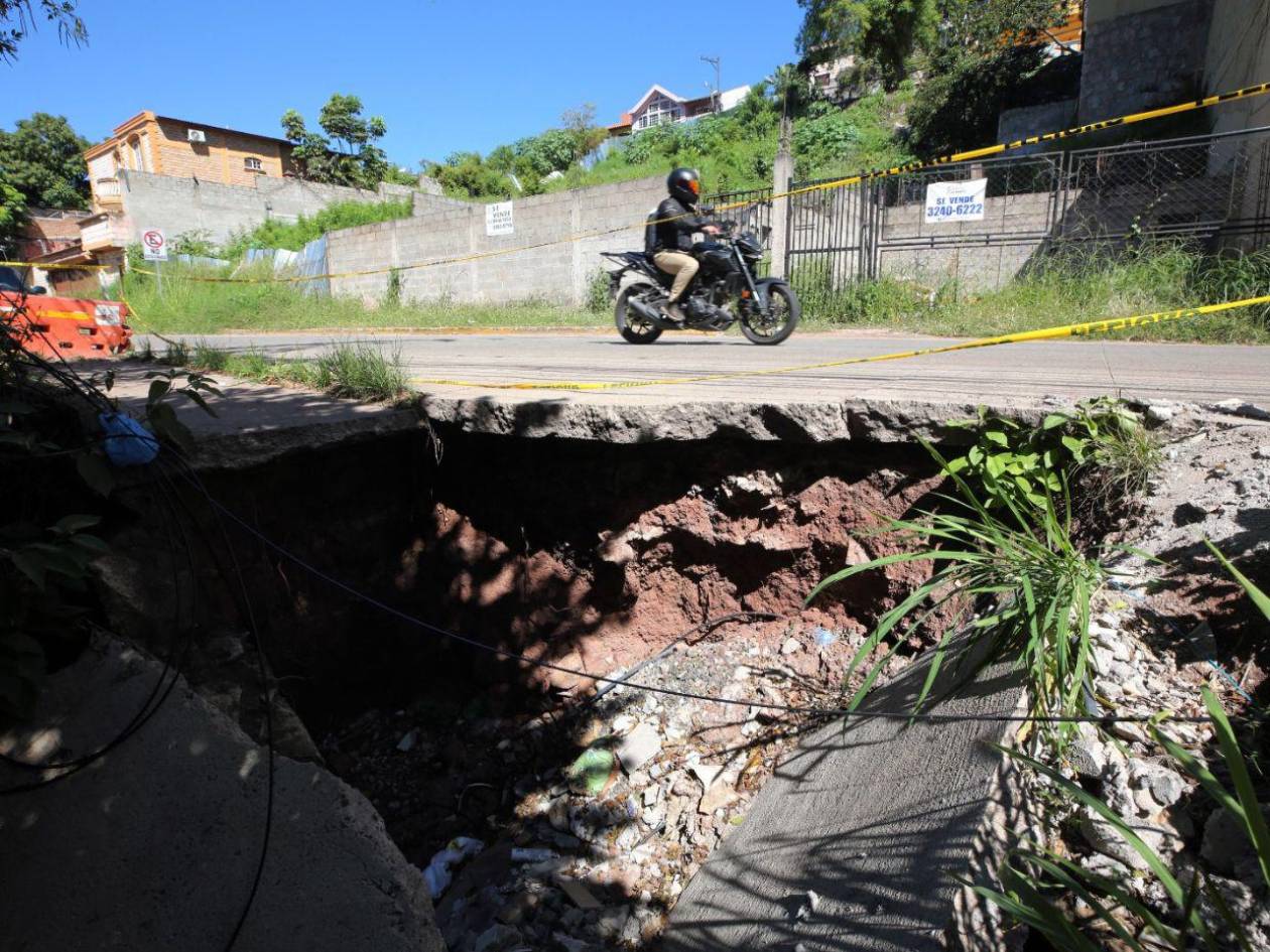 Socavón amenaza integridad de peatones y conductores en Tegucigalpa