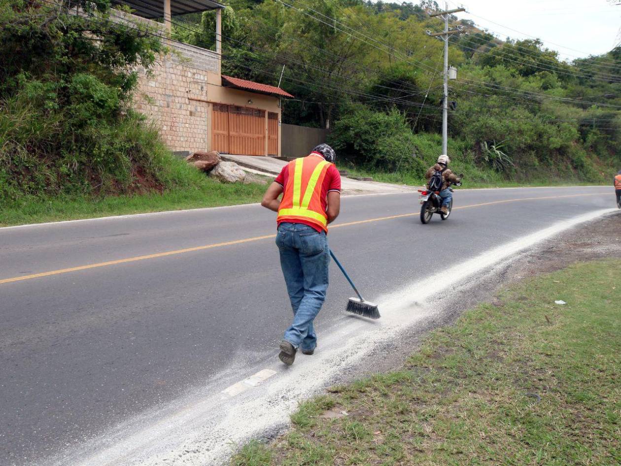 Por mala calidad cambian pintura para señalización en vía a Santa Lucía