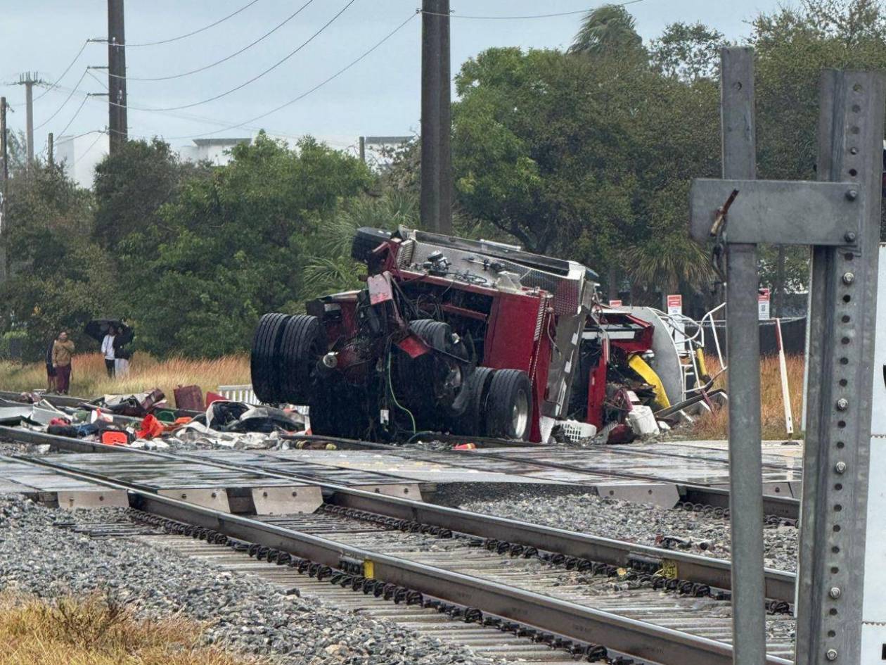 Varios heridos deja choque entre tren y camión de bomberos en Florida