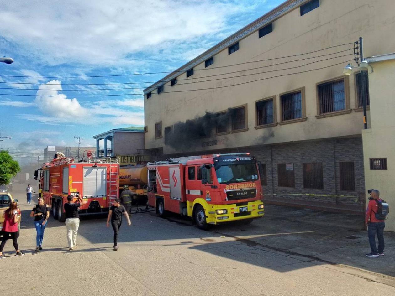 Fuerte incendio consume bodega en barrio Concepción de San Pedro Sula