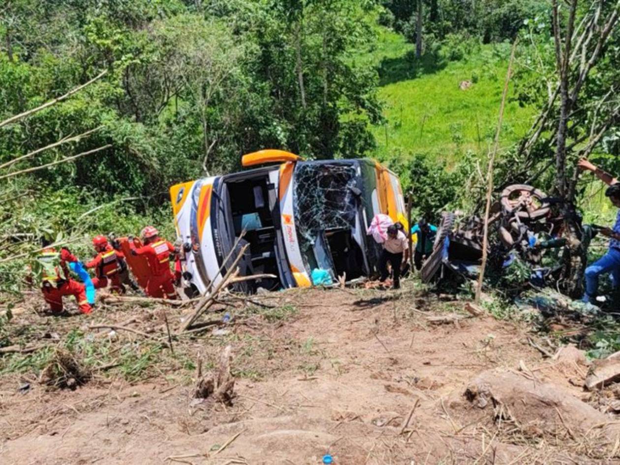 Suman 11 fallecidos en accidente de bus de escolar en Perú