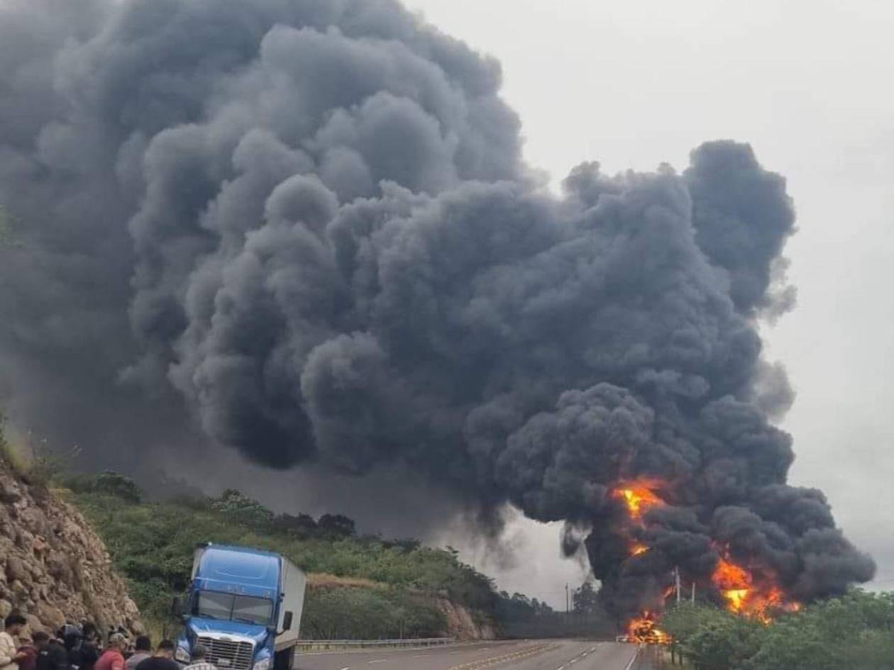 Cisterna de combustible se vuelca y se incendia en la cuesta de la Virgen