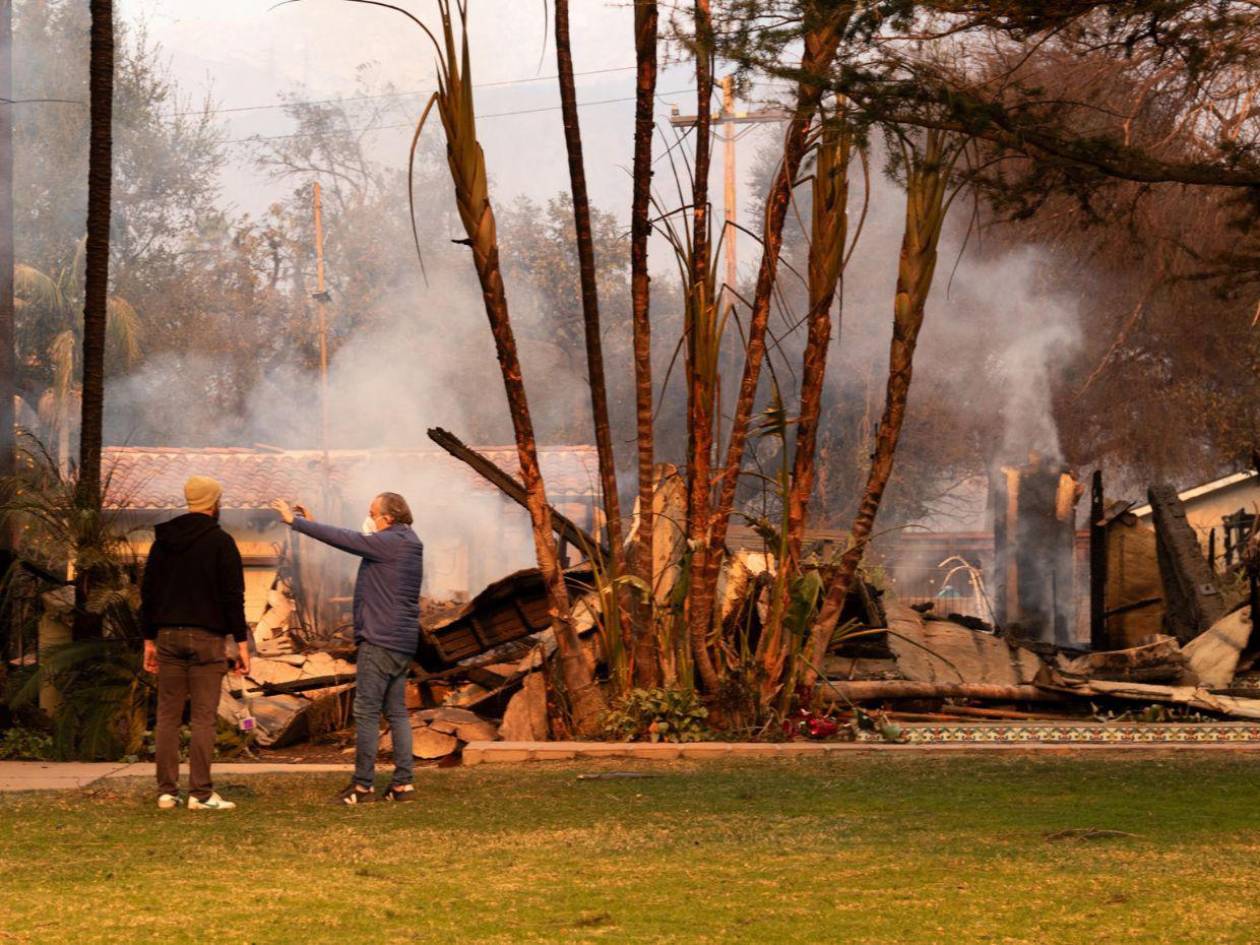 Diez muertos y más de 10 mil estructuras en cenizas por los incendios de Los Ángeles