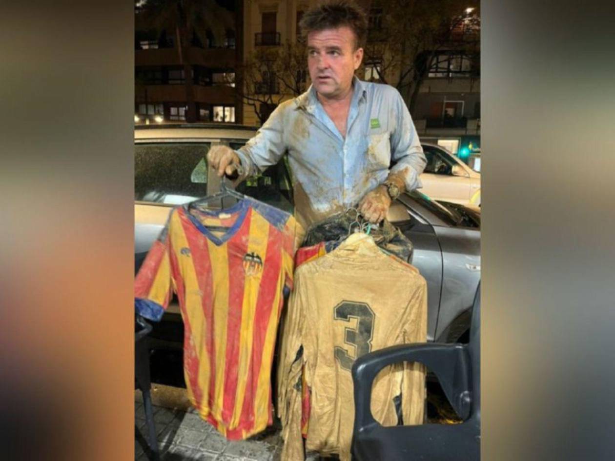 Aficionado del Valencia arriesga su vida en la DANA para salvar sus camisetas