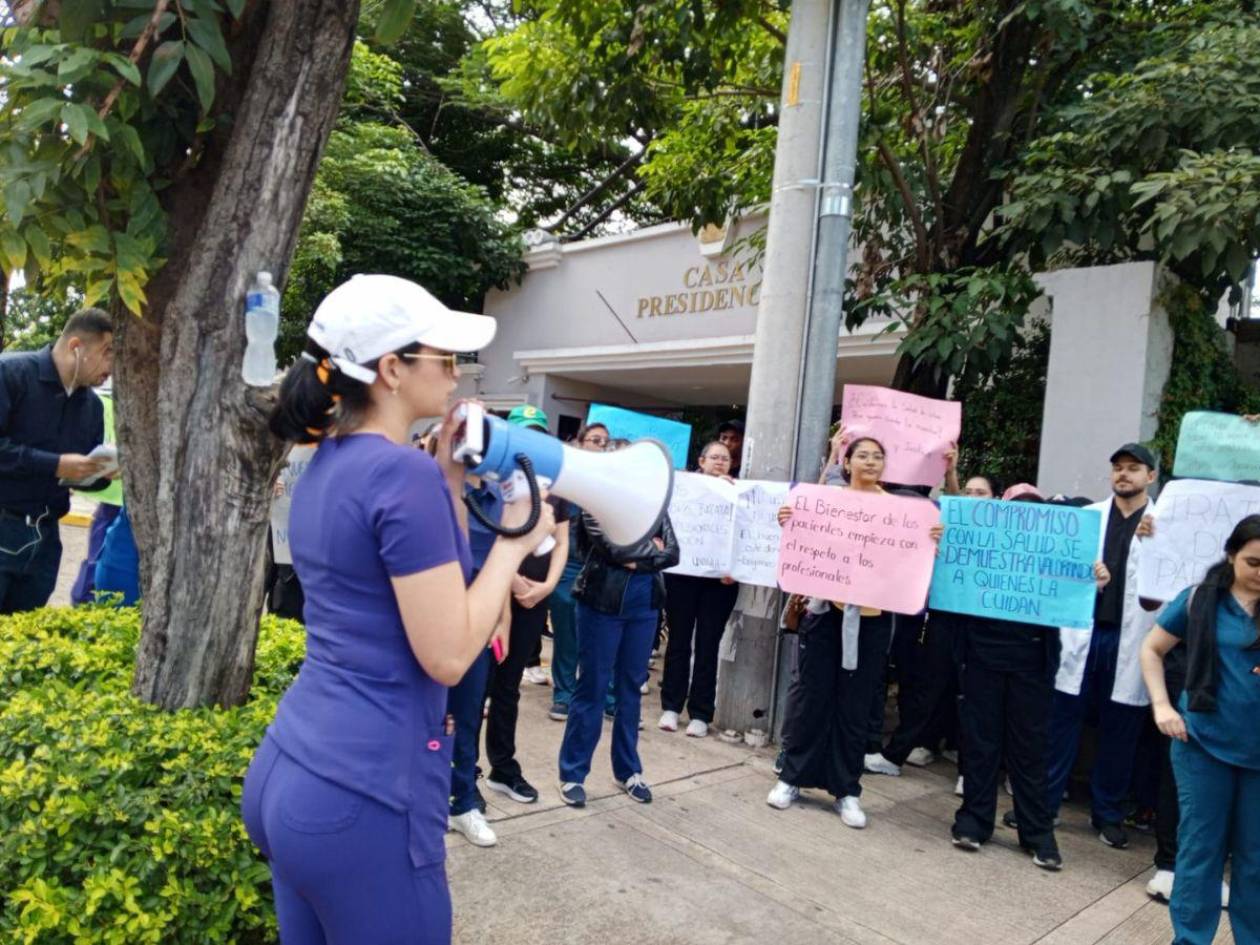 Estudiantes de medicina de la UNICAH exigen salario beca por su trabajo social