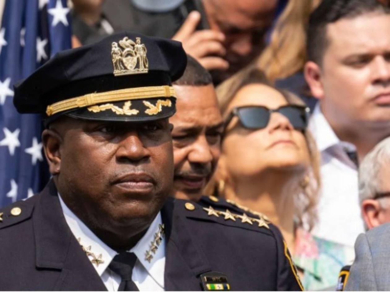 Renuncia jefe de la Policía de Nueva York acusado de exigir sexo a una subordinada