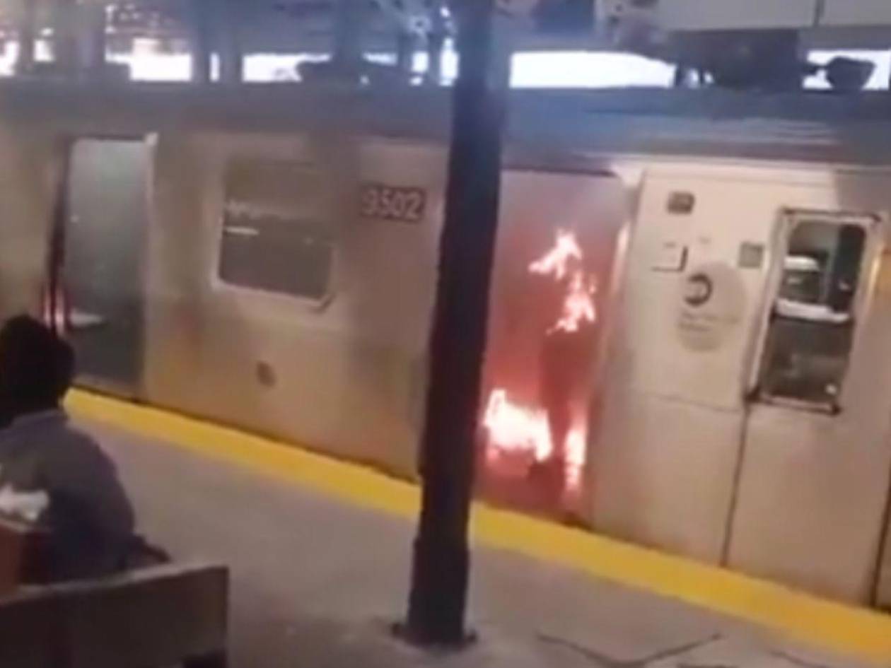 Hombre quema viva a mujer dentro de un vagón del metro de NY