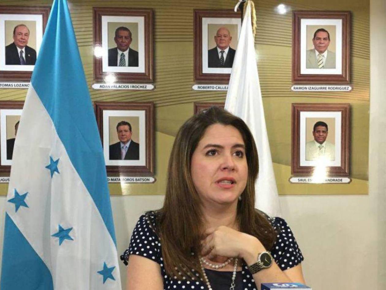 Cossette López denuncia rumores malintencionados como violencia de género